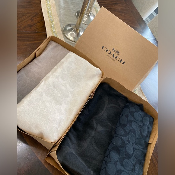 COACH Scarf Lot. - Picture 7 of 7